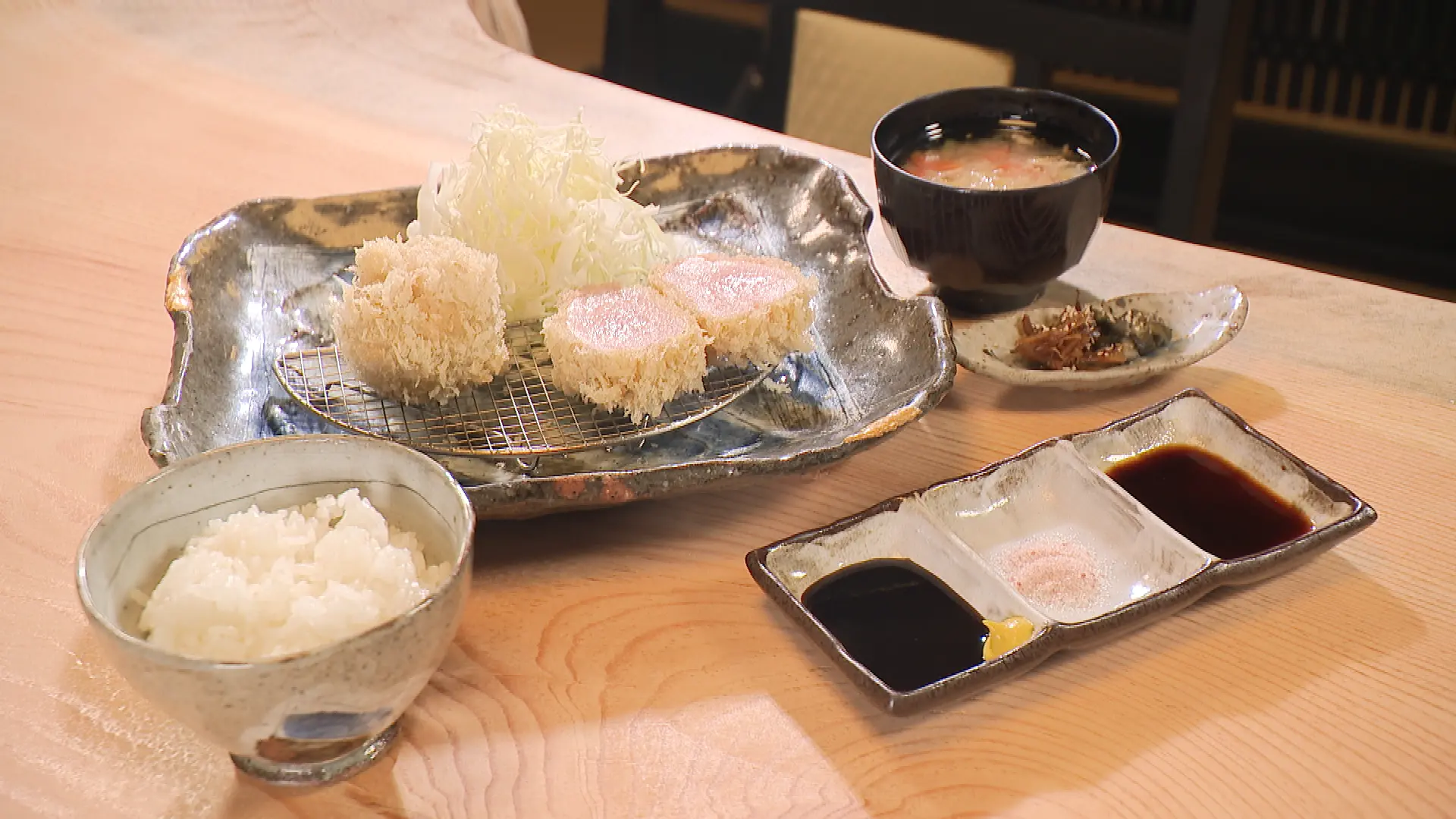 とんかつ新　コンビかつ定食