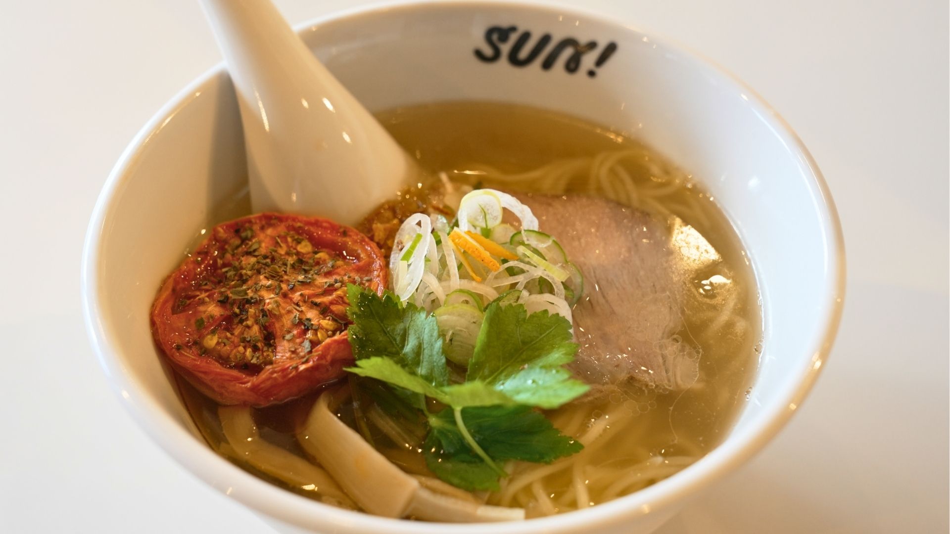 「ラーメンサン」の「ローストトマト塩ラーメン」