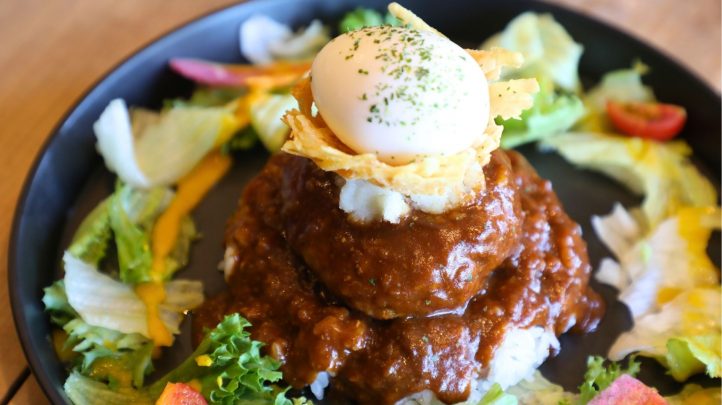 カフェレオンのランチメニュー「半熟卵のロコモコ」