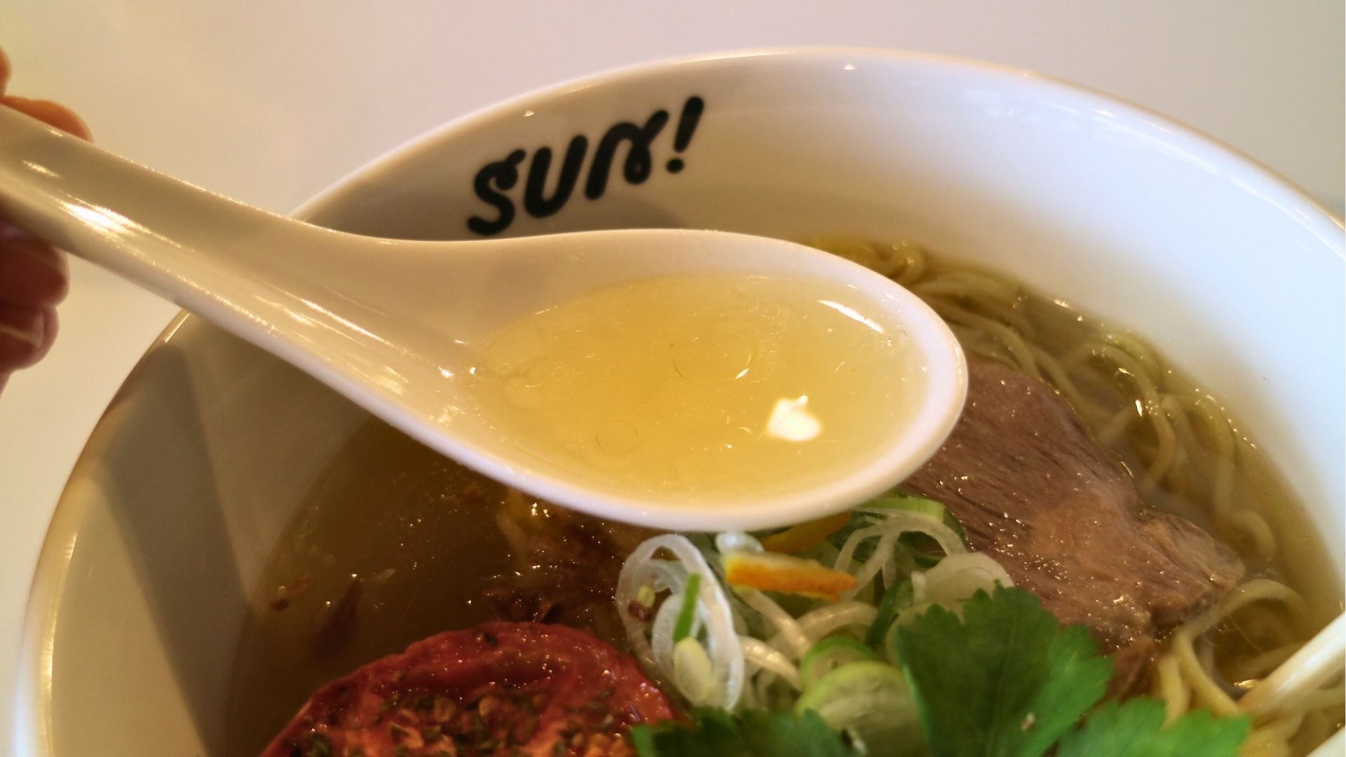 「ラーメンサン」の塩ラーメンのスープ