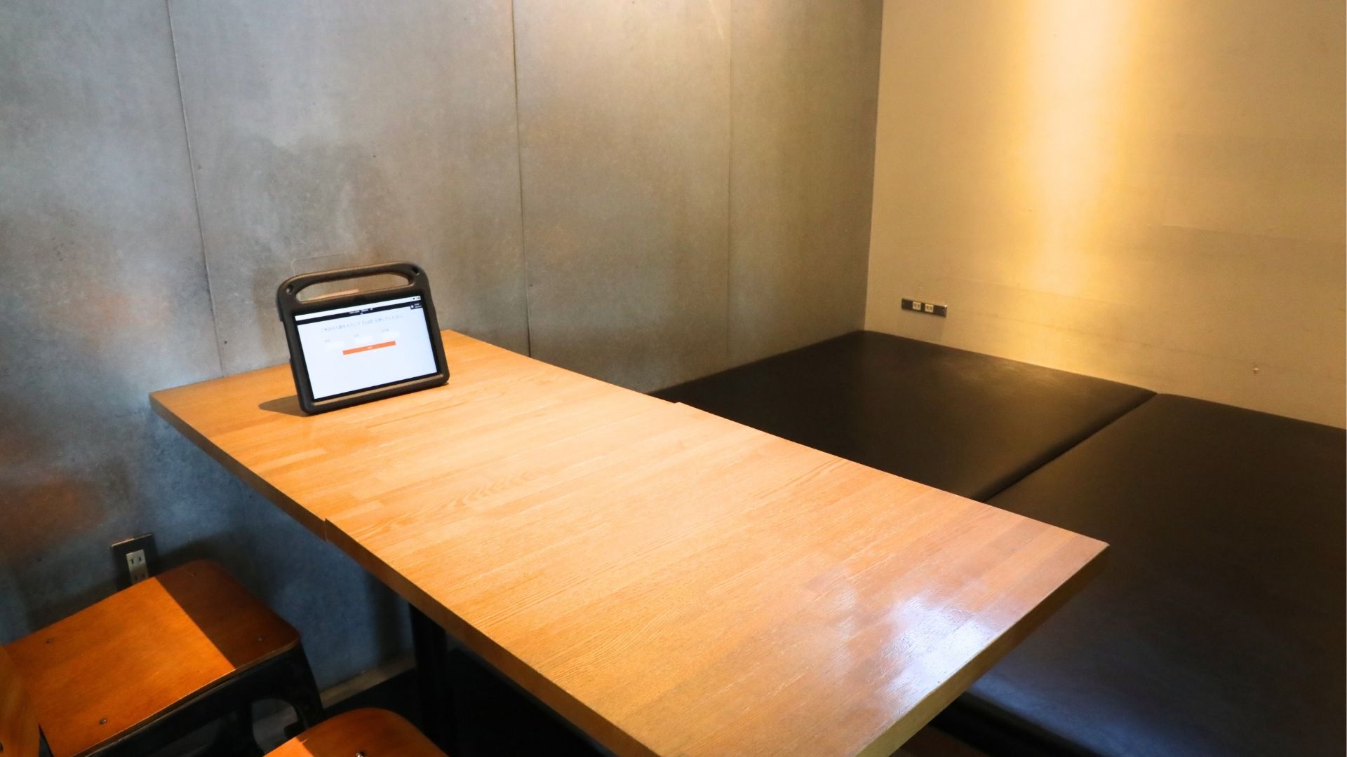 カフェレオンの半個室席。後ろが広いマットになっていて赤ちゃん連れにもおすすめ