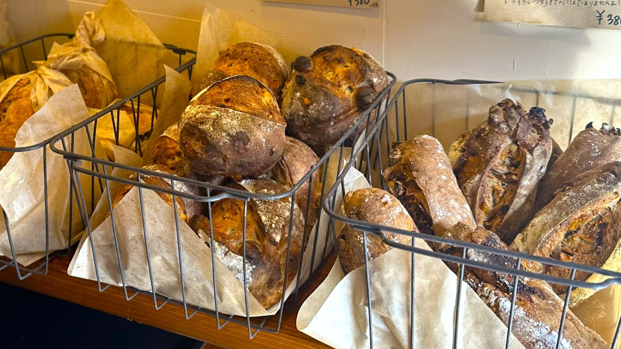 BAKE32の店頭に並ぶハード系のパン