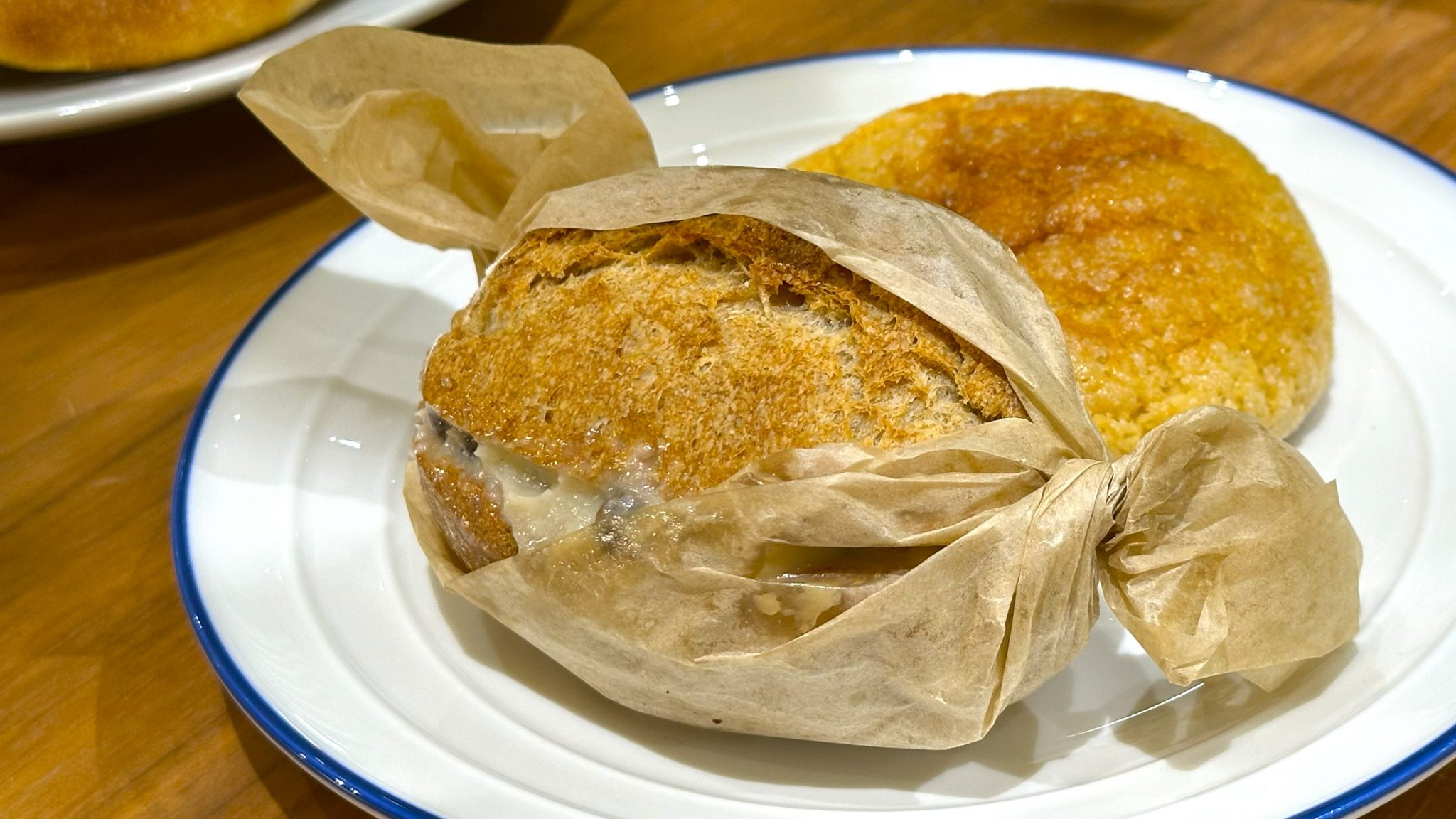 カンパーニュに練乳クリームをはさんだパン