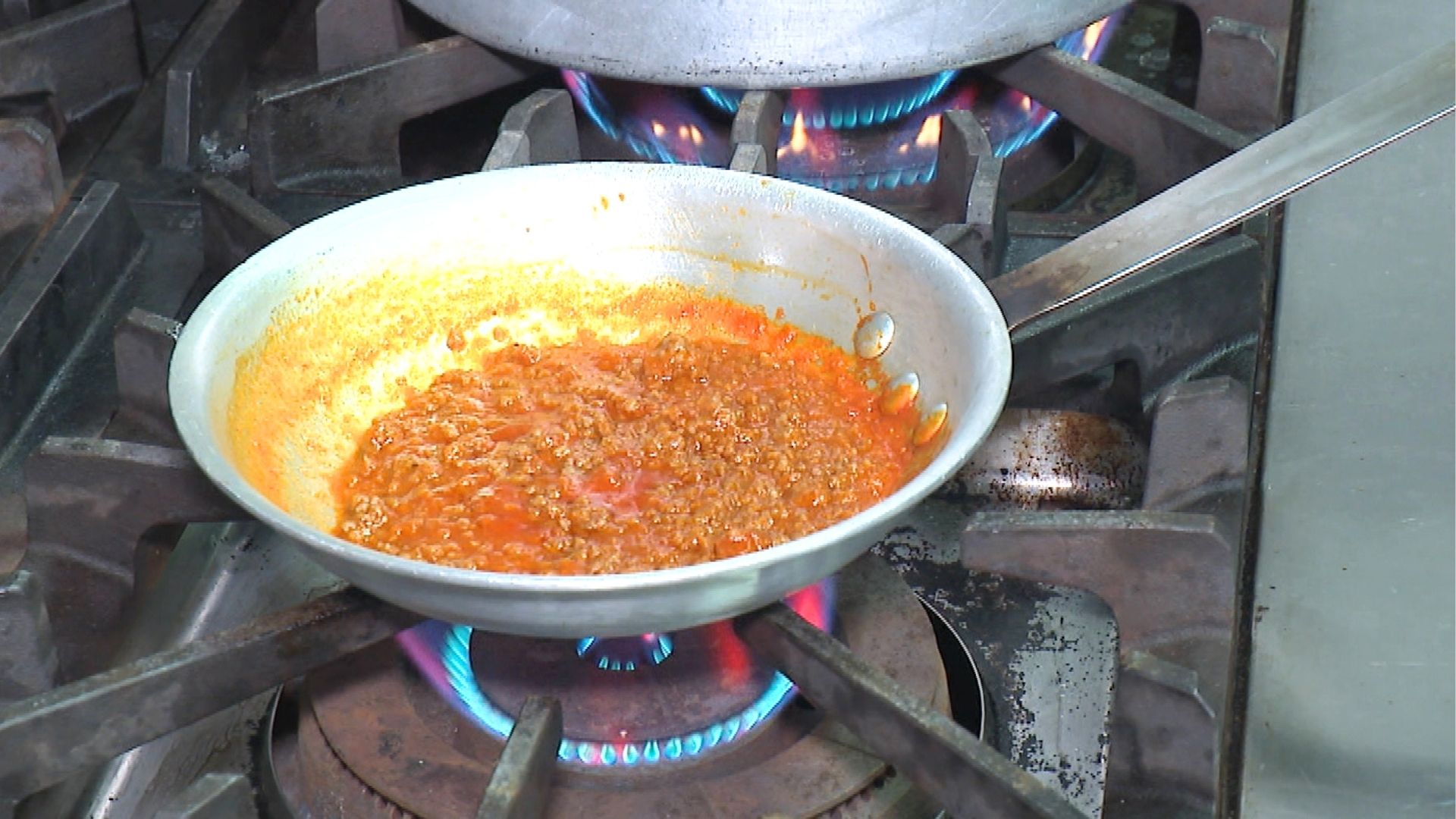 ボロネーゼソースの調理風景