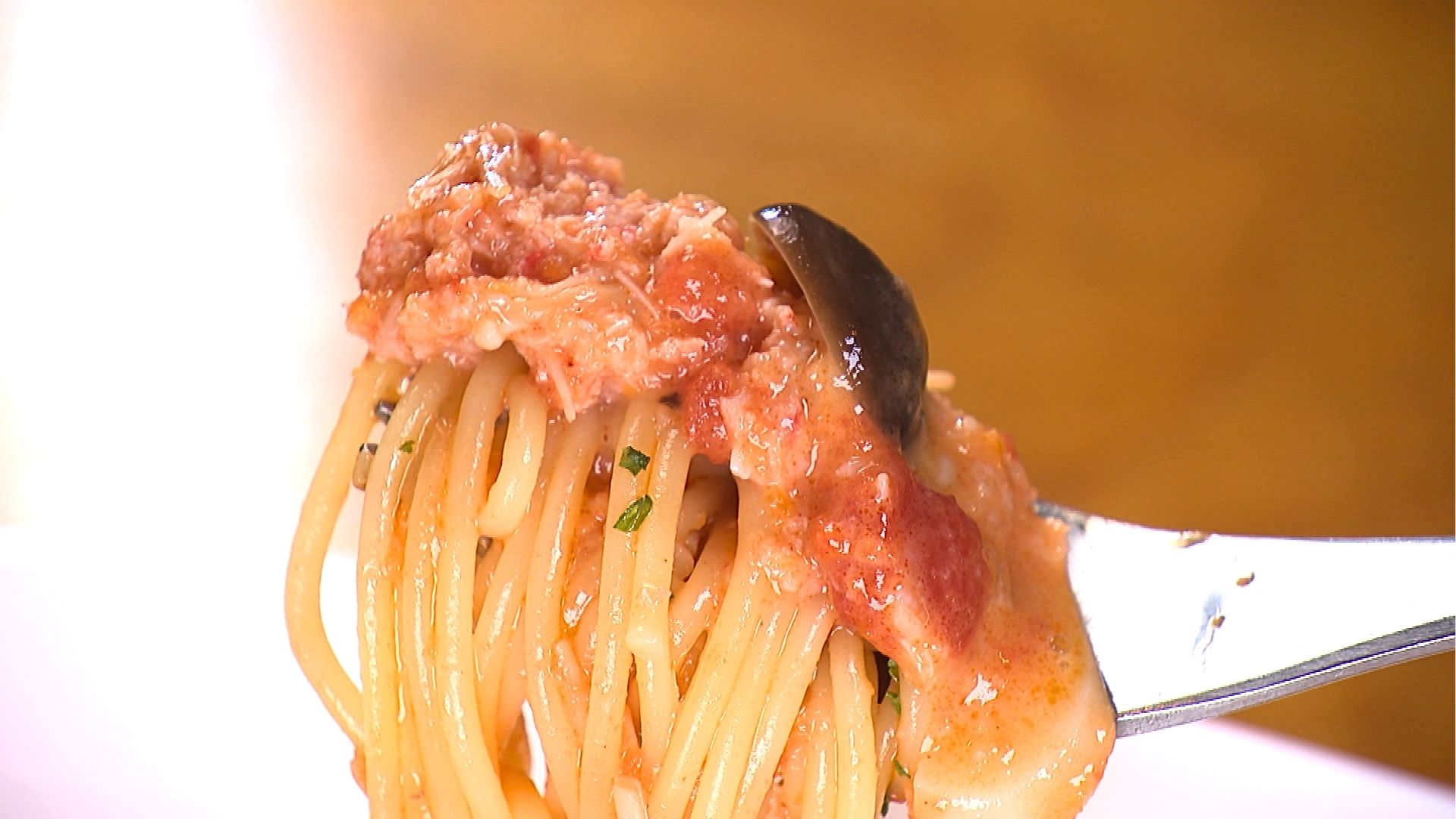 紅ズワイガニのパスタをフォークで持ち上げているところ