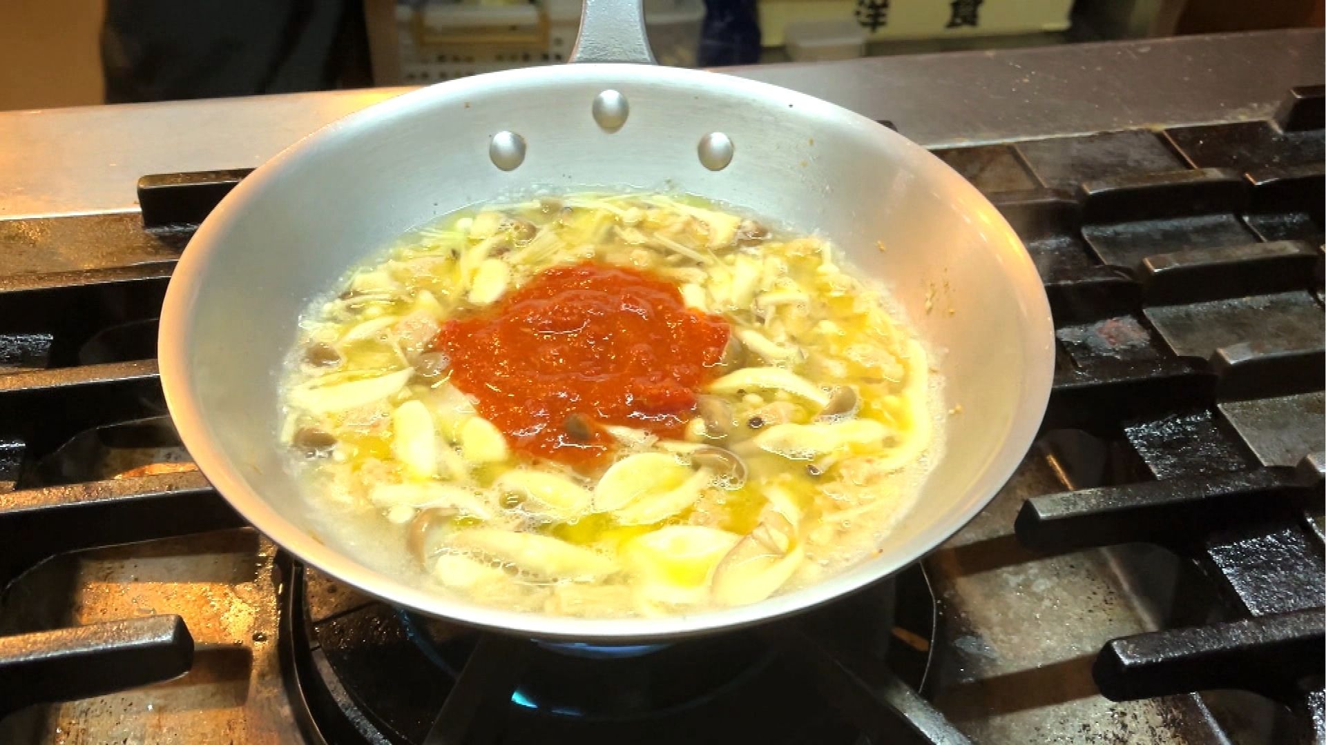 トマトクリームソースの調理風景