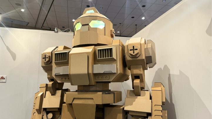 段クリエイター作のダンボールでできたロボット