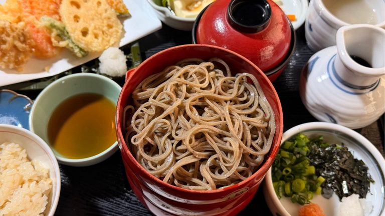 羽根屋本店のそば