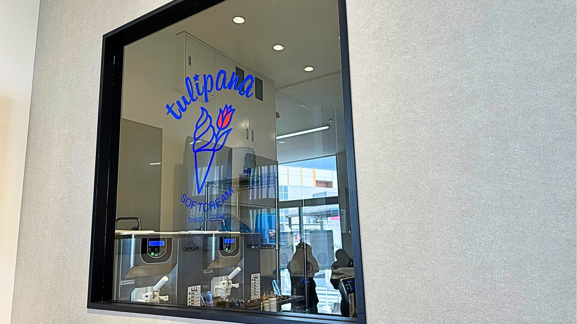 トゥリパーナのロゴが入った窓