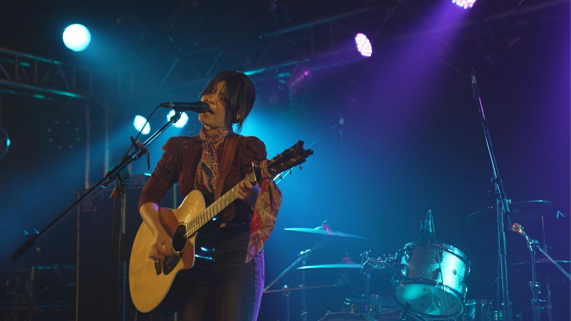 ギターを弾きながら歌うこはるさん