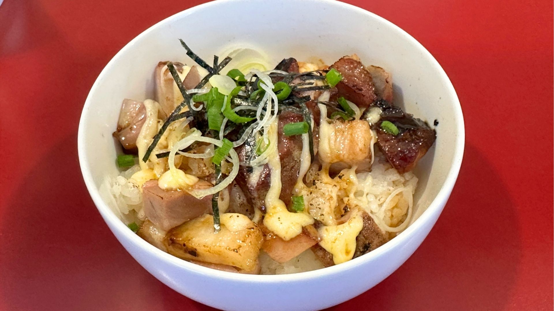 シノカンヌードルの炙りチャーシュー丼