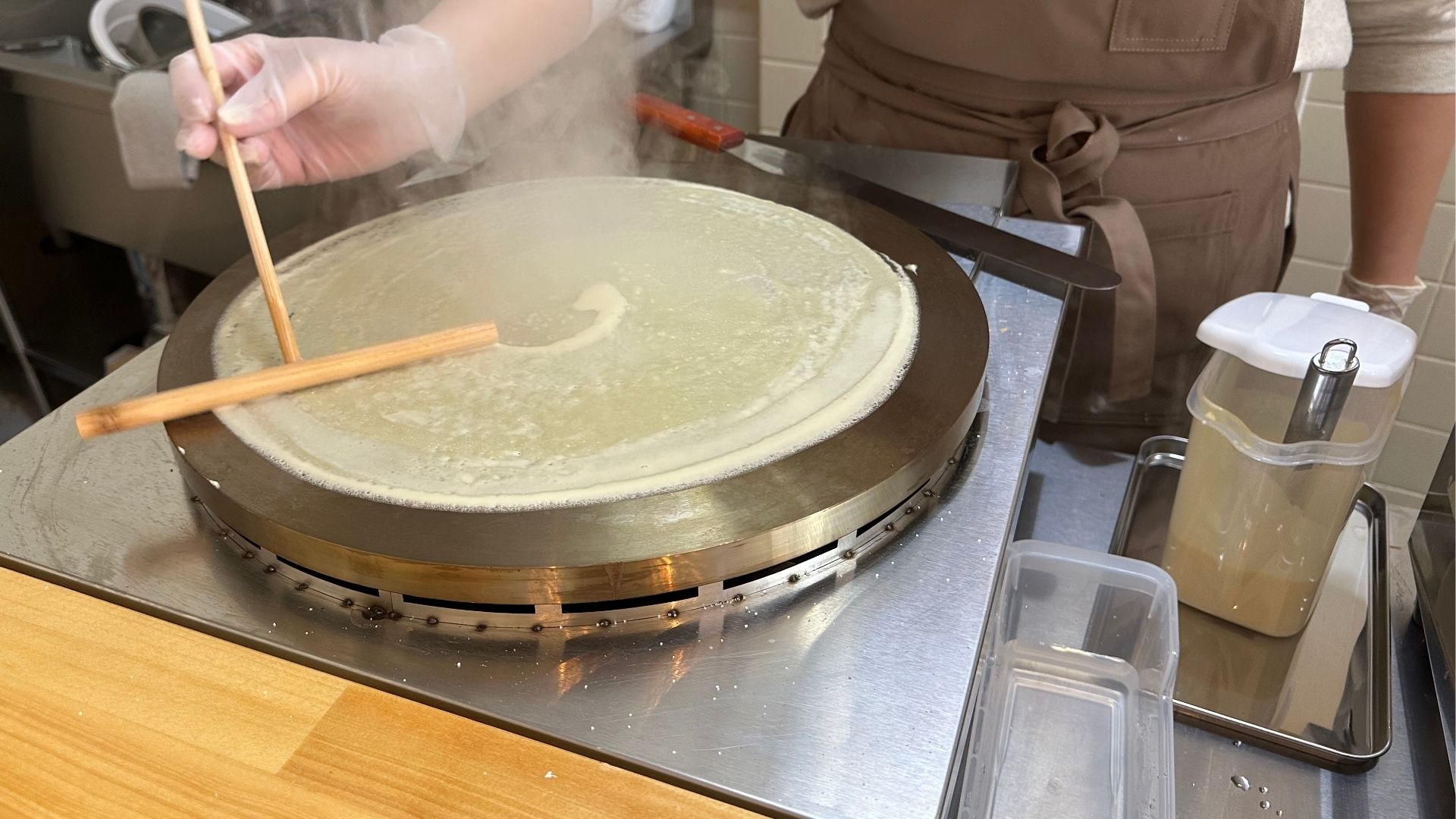 クレープを焼いているところ