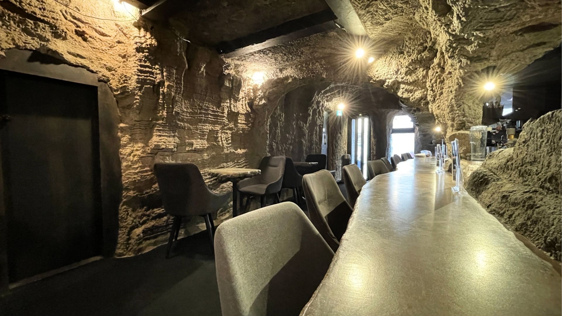 あつあつキッチン　洞窟風の店内