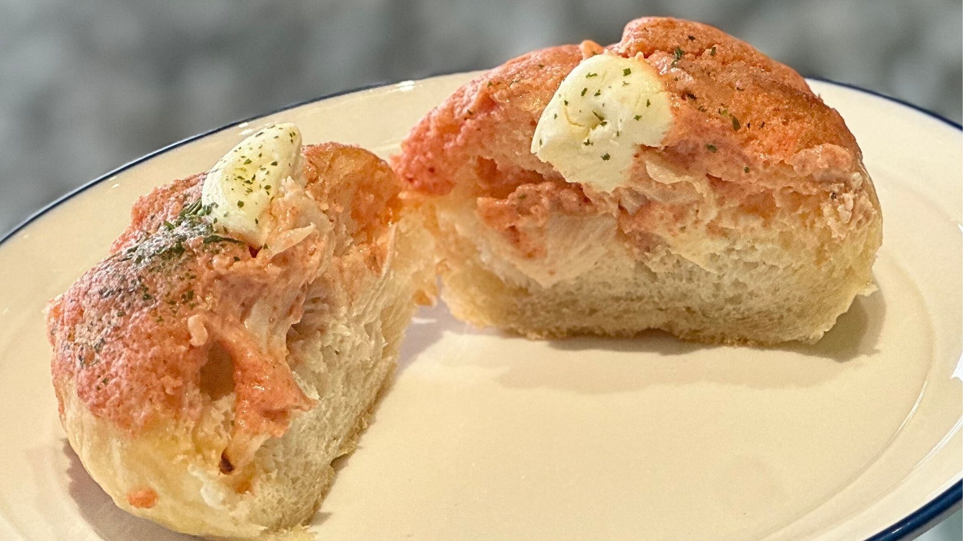 イギーズショップのパン、ミョンナンチキンの断面