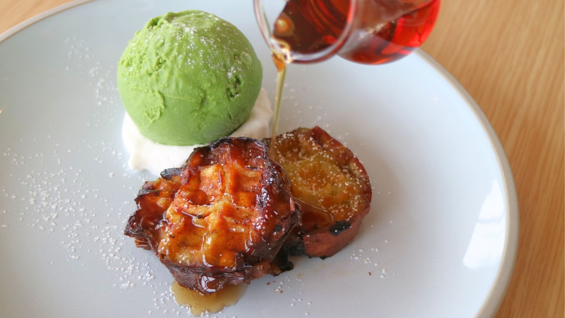 イモッフルにメープルシロップをかける