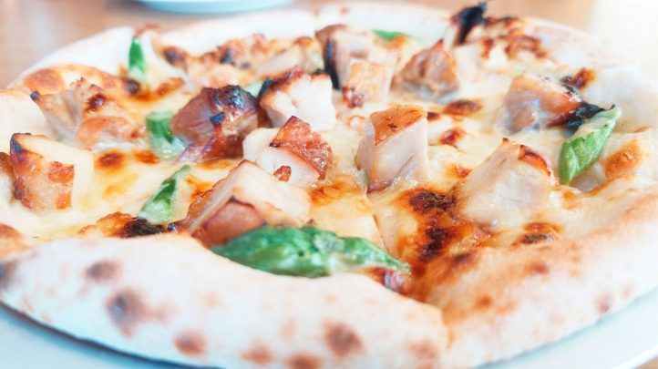 照り焼きチキンとアスパラのピザ