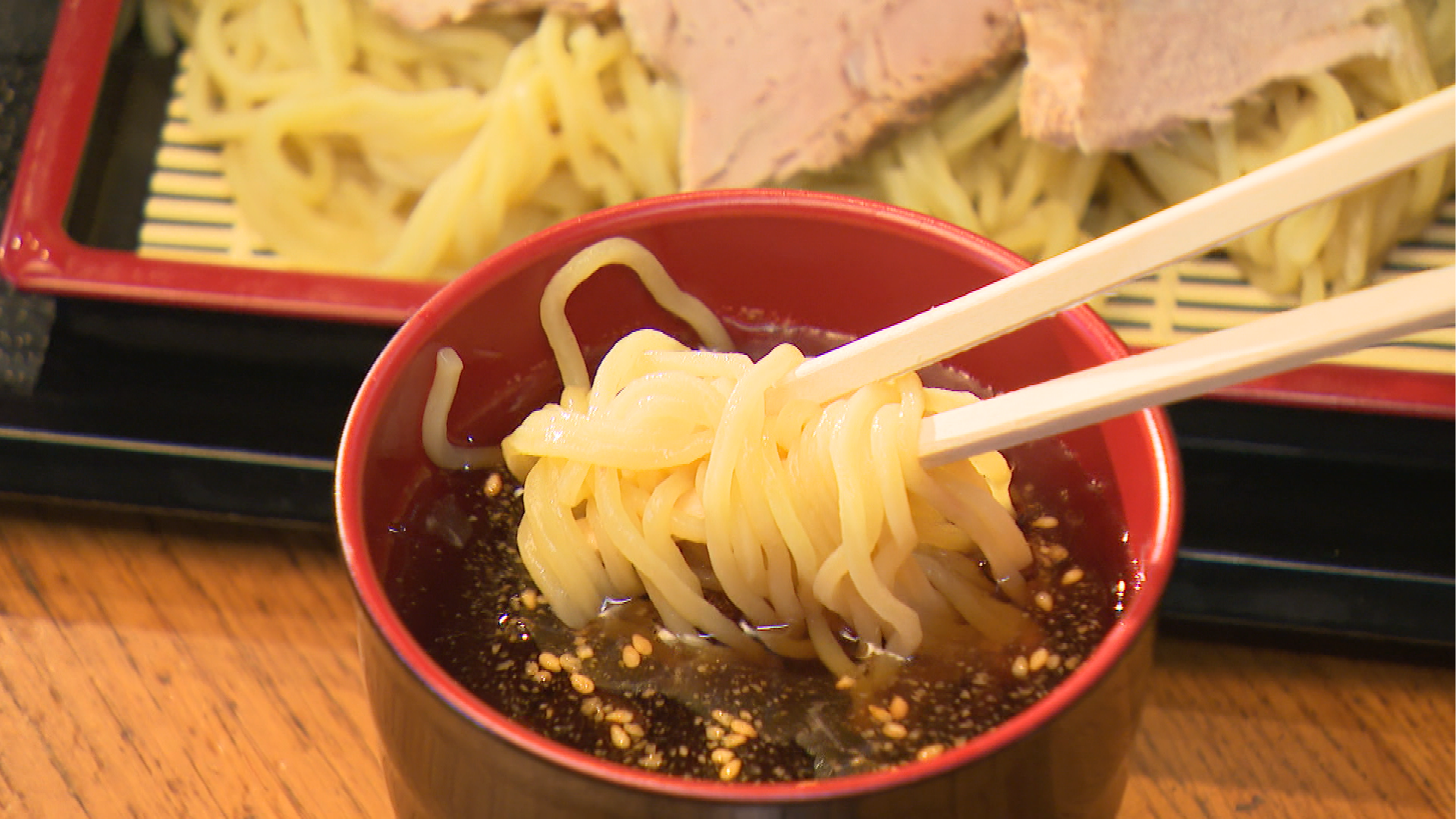 ざる中華、つけ汁に麺をつける