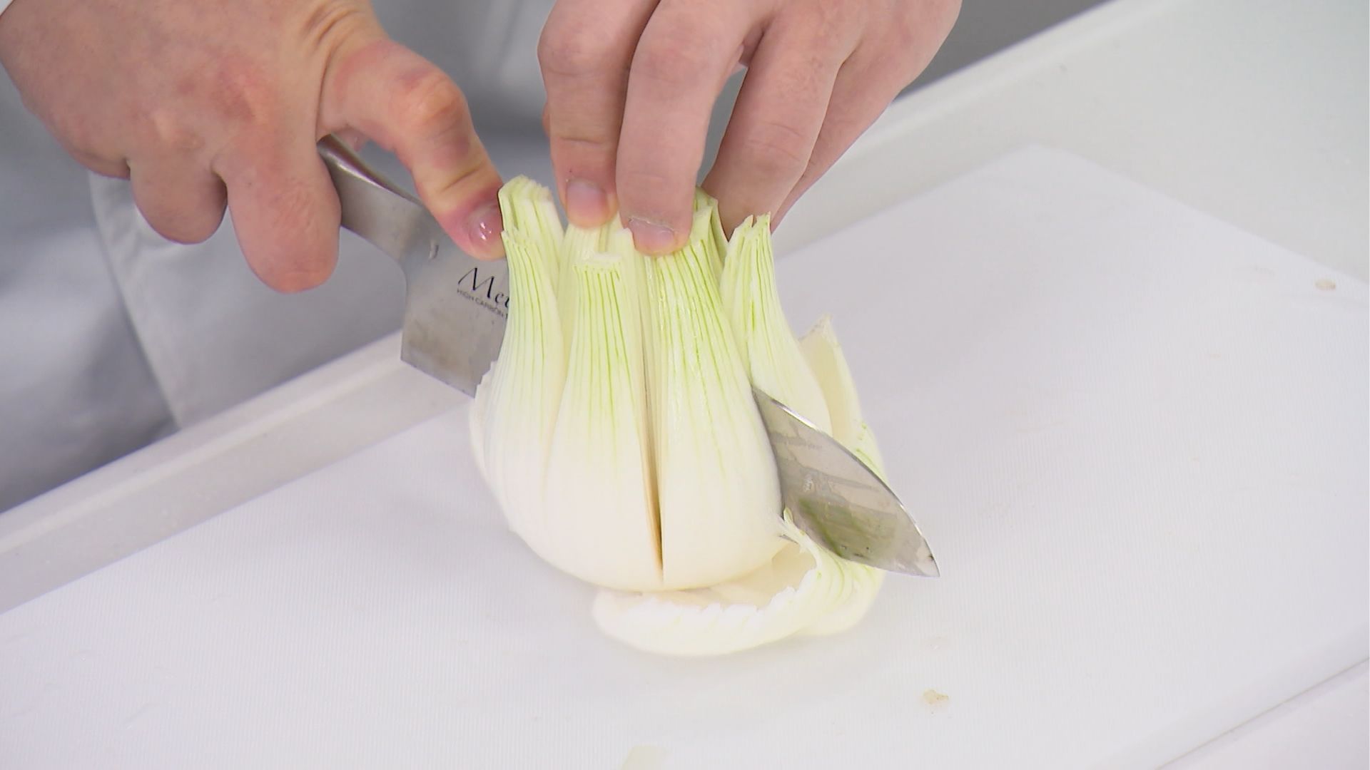 新タマネギを八等分に