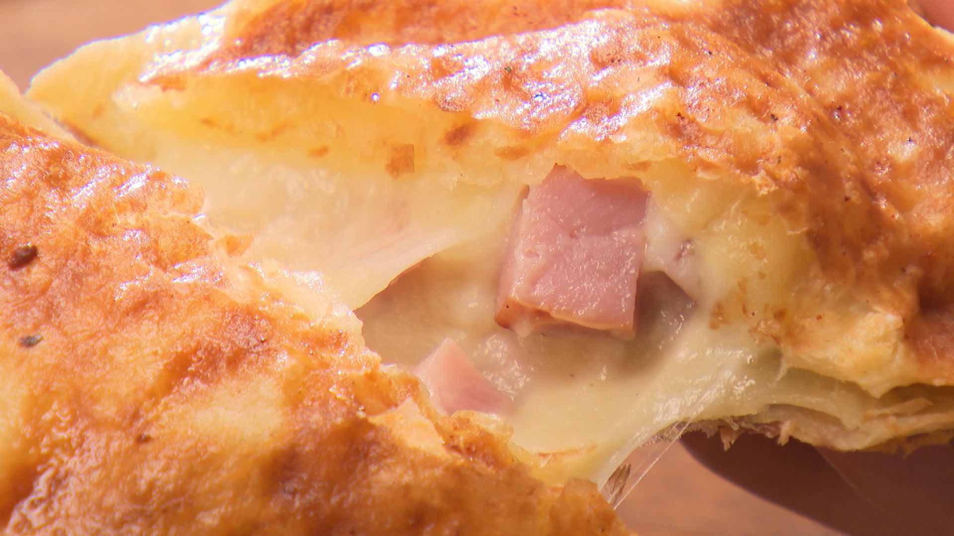 麒麟カフェのベーコンチーズポテトデニッシュの断面