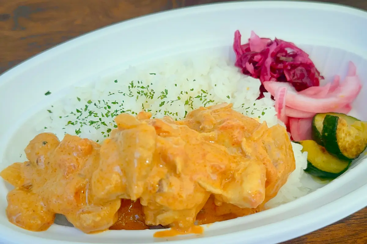 松江市の「カレーとクレープの店Chai.（チャイ）」のバターチキンカレー