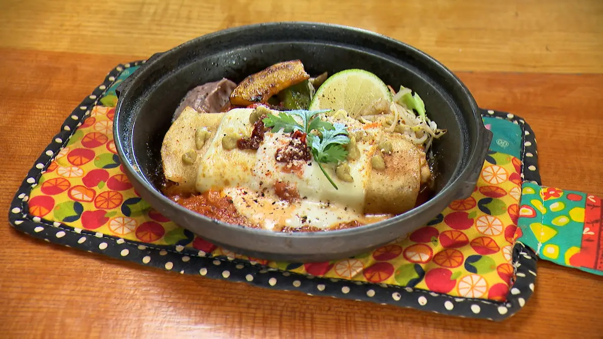 メキシコの定番料理、チキンエンチラーダ