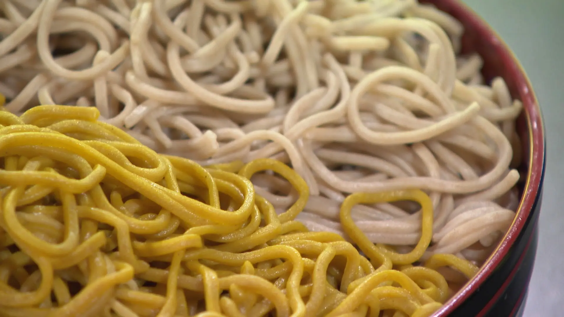 そば処今昔の人気メニューである大山そばと韃靼そばの二種類食べ比べ定食のそば
