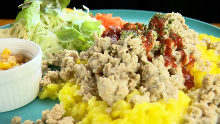 AU dinerの定番メニューであるチキンオーバーライス