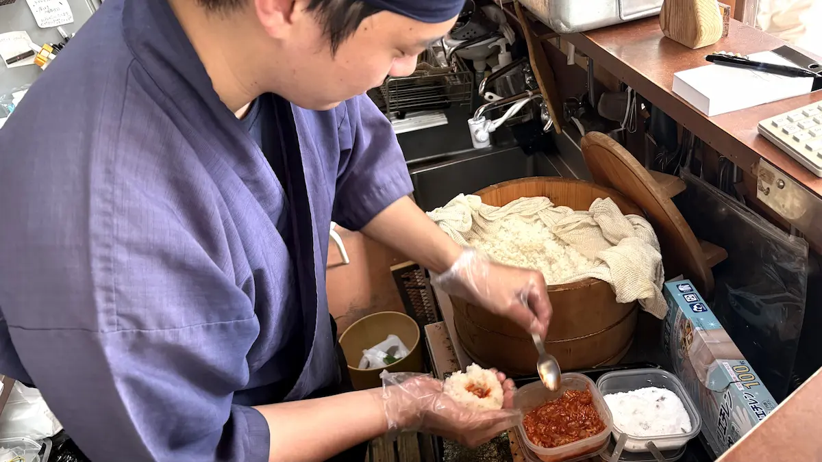 おにぎりを握るおむすびにぎにぎの店主