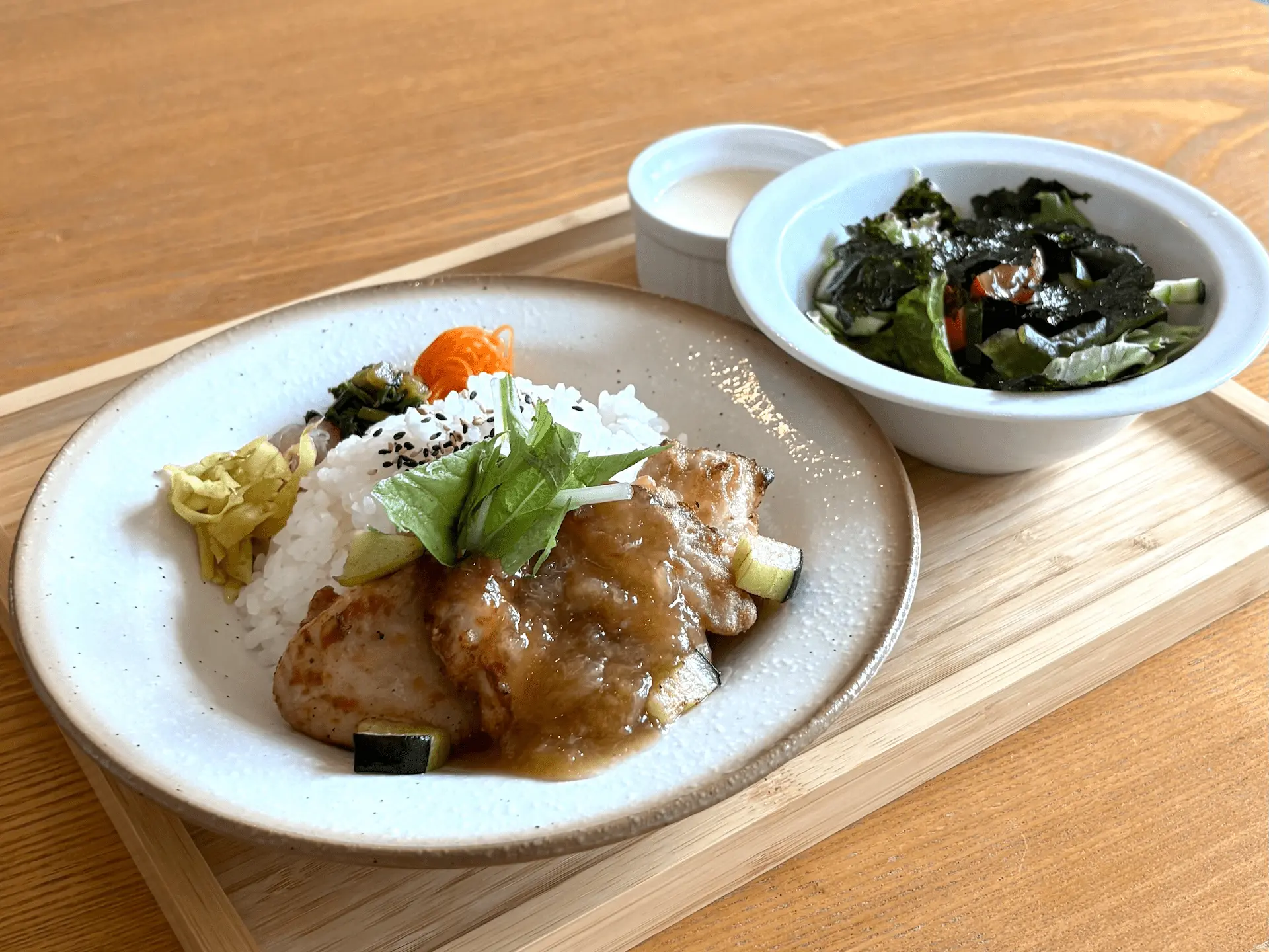松江市のカフェ・おやつものがたりホッペの週替わりランチ。この日のメニューは鶏肉のおろしあん