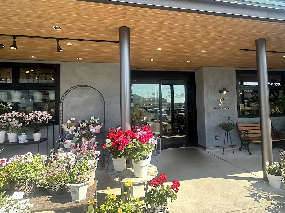 出雲市のケーキ屋と花屋が一緒になったショップ、グランシェノンの外観