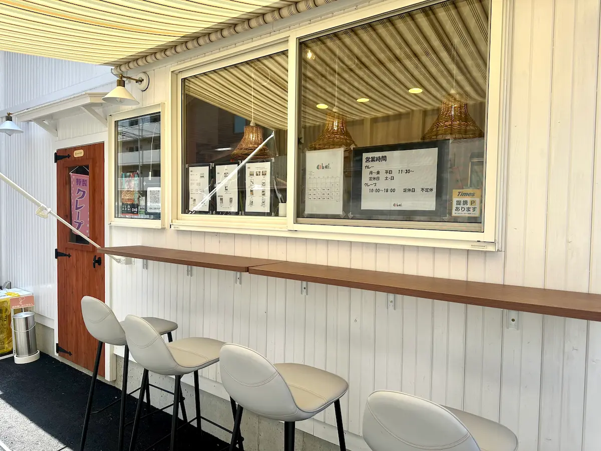 「カレーとクレープの店Chai.（チャイ）」のカウンター席