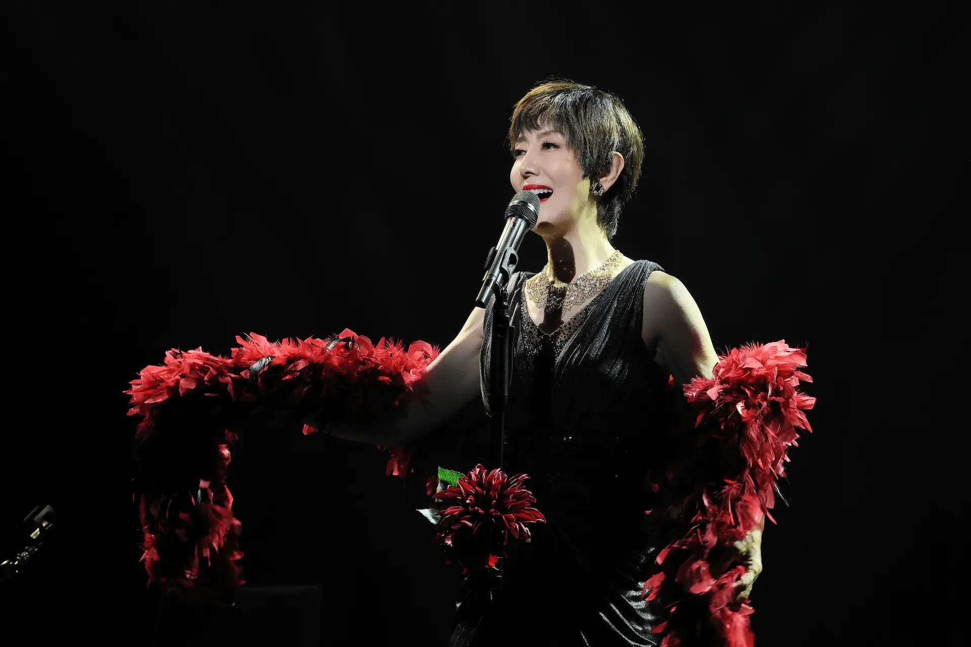 舞台「虹のかけら～もうひとりのジュディ」の一場面。俳優の戸田恵子が歌っている。