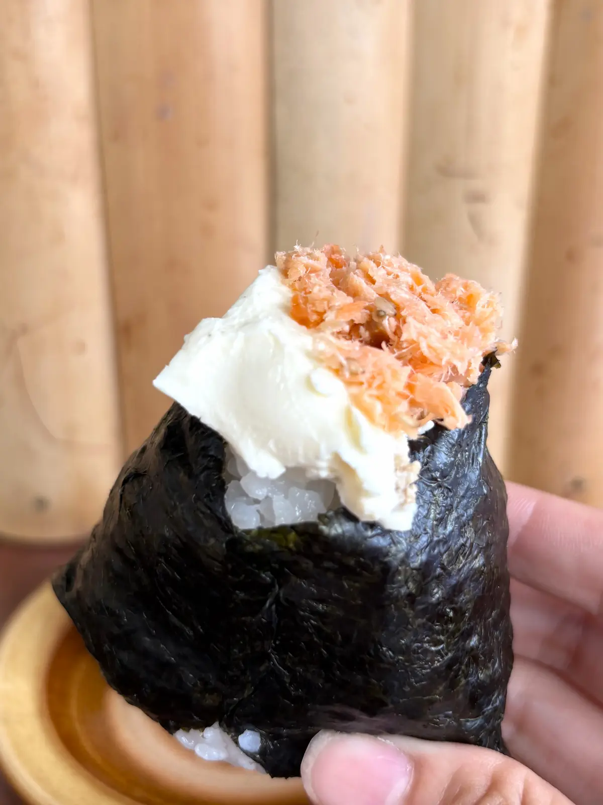 おむすびにぎにぎ　焼き鮭クリームチーズ