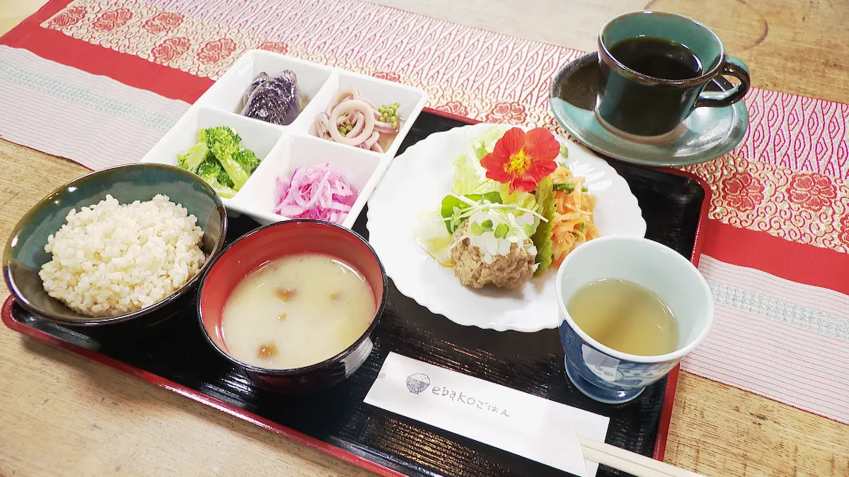 えばこGOHANの週替わりランチであるえばこ日替定食。彩り豊かな小鉢が並ぶ。