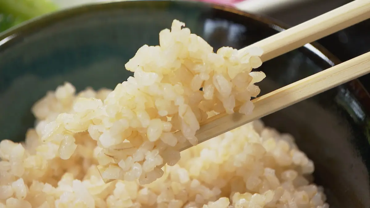 えばこGOHANのご飯は河原町産のきぬむすめを五分づきに精米した栄養価の高いごはん