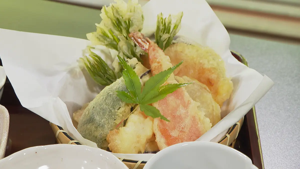 そば処今昔の定食に付く天ぷら。ウドの新芽など旬の食材を使用。