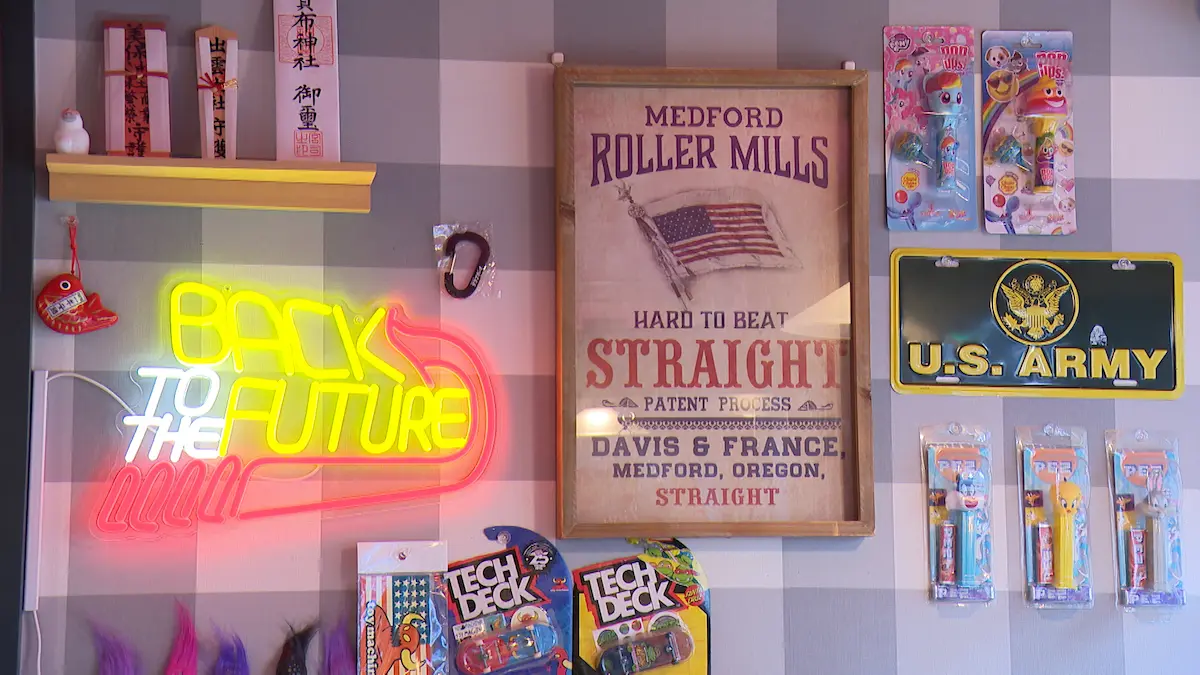 ポスターなどが飾られるAU dinerの店内