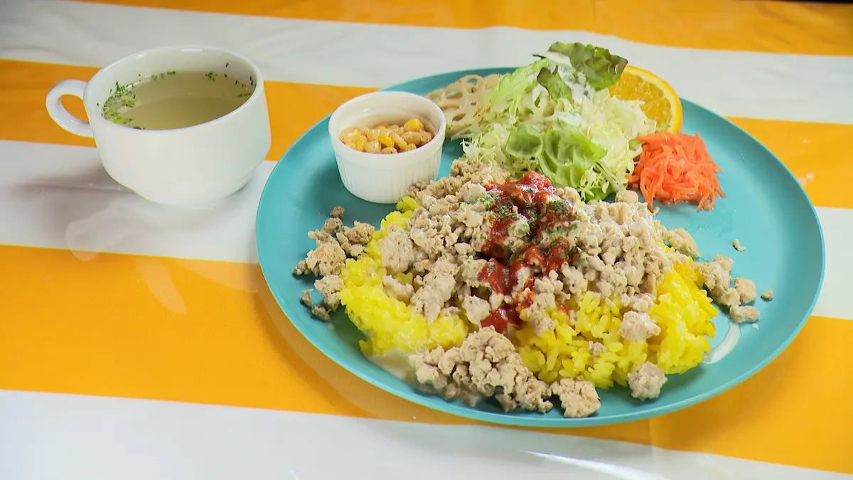 AU dinerの定番メニューのチキンオーバーライス