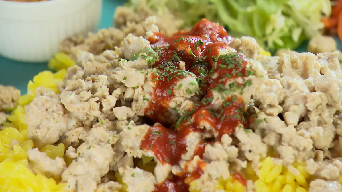AU dinerのチキンオーバーライスはひき肉を使用