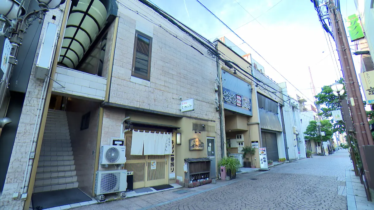 松江市の京店商店街にあるタコスバー・レッドウルフの外観