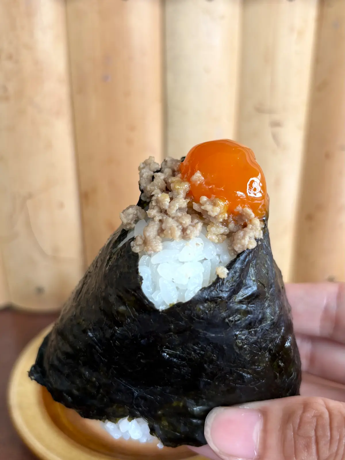 おむすびにぎにぎ　肉味噌卵黄