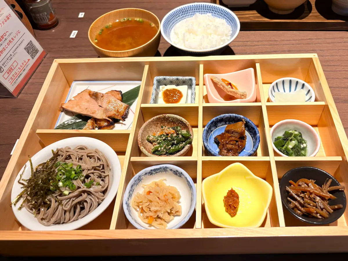 きまち温泉大森の湯の小鉢がたくさんある食事ごっつおいろり午前