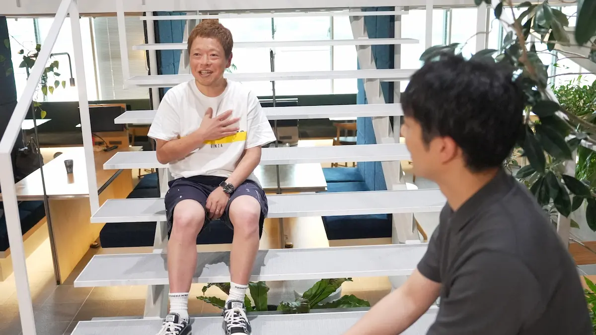 胸に手を当てながら話すネゴシックスさん