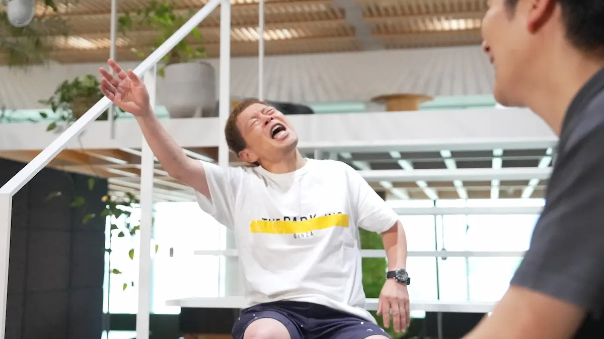 手を大きく振りかざしてツッコむネゴシックスさん
