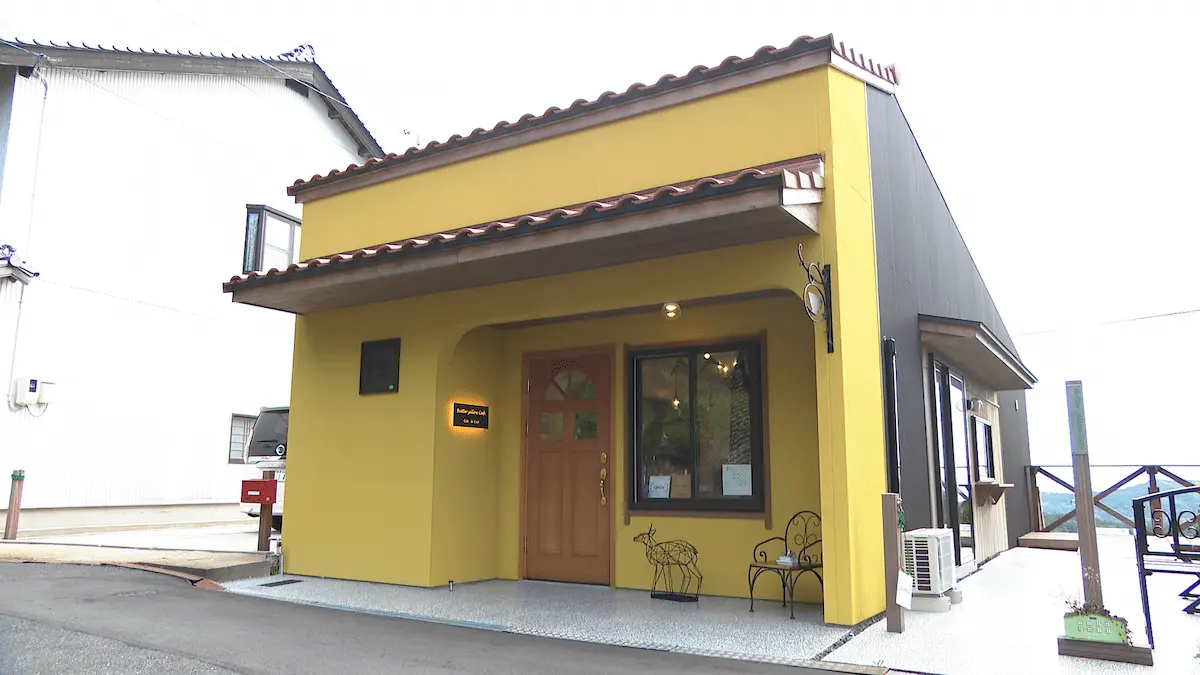 出雲市のバターイエローカフェの外観