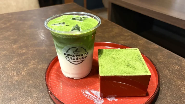 松江市のカフェ、ぐりはまっちゃの抹茶ラテと抹茶ティラミス