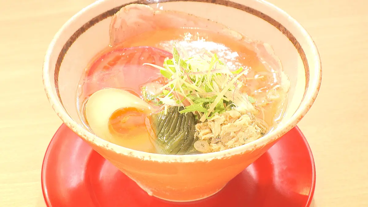 多納屋さぶろくの、焼きサバがトッピングされた、うんなん冷麺