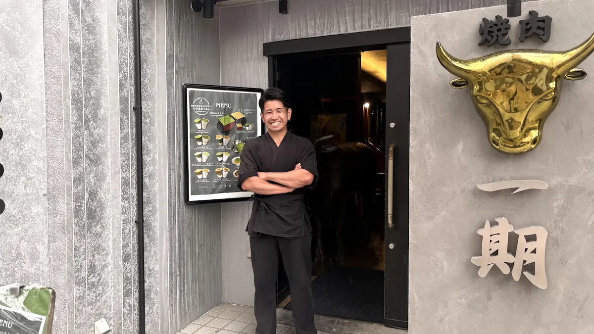 ぐりはまっちゃの店の前に立つ店主