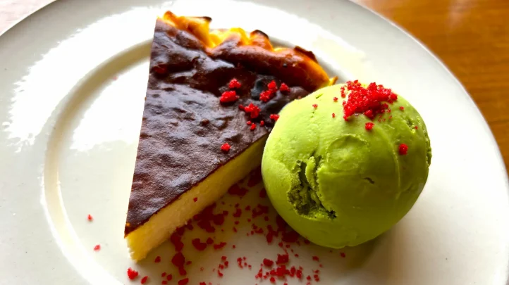 一畑薬師近くにあるカフェバターイエローカフェのチーズケーキ