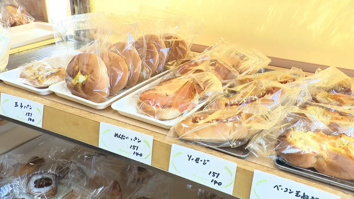 杉本パン屋には多様なパンが並ぶ